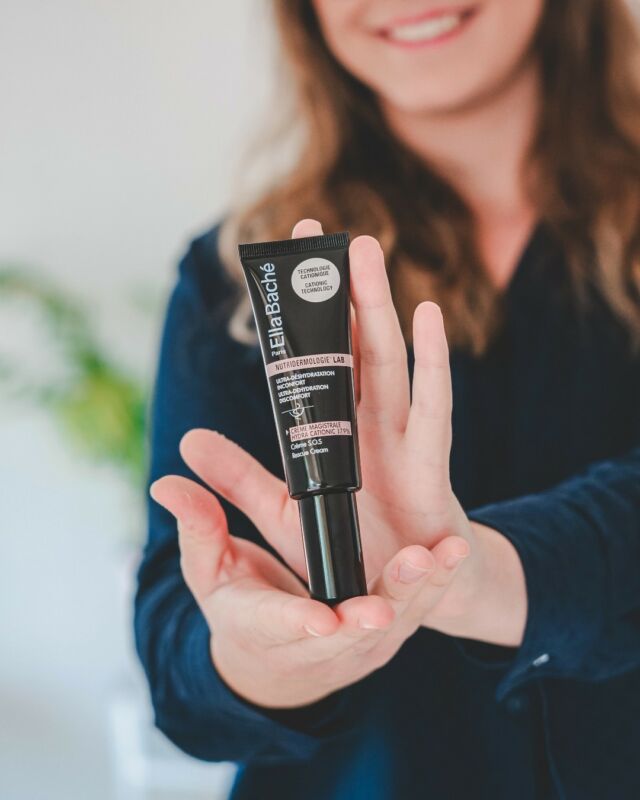 Cet hiver, pas question de laisser le froid gagner la bataille contre votre peau ! 🙅

Découvrez la Crème Magistrale Hydra Cationic d’@ellabache_paris, un véritable trésor d’hydratation conçu pour non seulement nourrir votre peau, mais aussi lisser ses irrégularités et combler les rides grâce à l’acide hyaluronique. 💧

Ce petit tube est un véritable trésor pour votre visage, une invitation à l’hydratation que vous ne pouvez pas refuser. 🧴

Que vous soyez un amoureux de l’océan ou un as des pistes, une chose est certaine, l’hydratation est votre clé pour briller, que ce soit sur la côte ou sur les pentes enneigées ! 🔆

#ellabache #benedictebayle #institutbenedictebayle #routinebeaute #cremecorporal #cremevisage #hydratation #acidehyaluronique #skincare #skincaretips #beautytips #skincareproducts #skincareaddict #soindesoi #beautifulskin #skincarecommunity #skincaretips #beautytips #larochelle #institutcharentemaritime #institutlarochelle #institutfrance #chatelaillonplage #charentemaritime