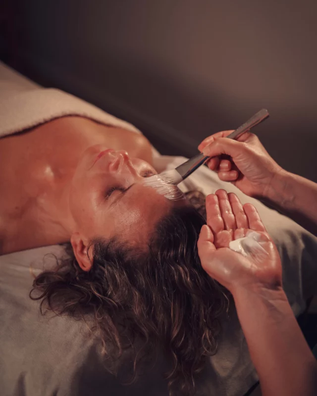 Préparez votre peau pour l’été ! 🌞

Soleil, baignades, sel et chaleur… Votre peau va être mise à l’épreuve ! Pour éviter le teint terne et la déshydratation, offrez-lui un véritable bain d’hydratation avec notre soin Hydra Repulp’ 💧

À base d’Acide Hyaluronique, ce soin intensif hydrate en profondeur, repulpe et illumine votre peau. Idéal avant ou après l’exposition au soleil, il redonne à votre teint tout son éclat pour un effet frais et lumineux. ✨

💆‍♀️ 60 minutes de pure hydratation pour une peau éclatante tout l’été. Réservez dès maintenant pour rayonner comme le soleil estival !

Et pour prolonger l’hydratation de votre peau depuis votre salle de bain, repartez avec la gamme Hydra Repulp d’@ellabache_paris : crème, super sérum, masque et soin de nuit. Votre routine de l’été pour une peau 100% hydratée. 🧴

#benedictebayle #institutbenedictebayle #institutbb #institutchatelaillon #institutlarochelle #institutcharentemaritime #institutdebeaute #soindelapeau #soinvisage #glowyskin #glowy #teintparfait #teinteclatant #beautytips #astucebeaute #hydratation #hydratationvisage #institutdebeautelarochelle #institutdebeautechatelaillonplage