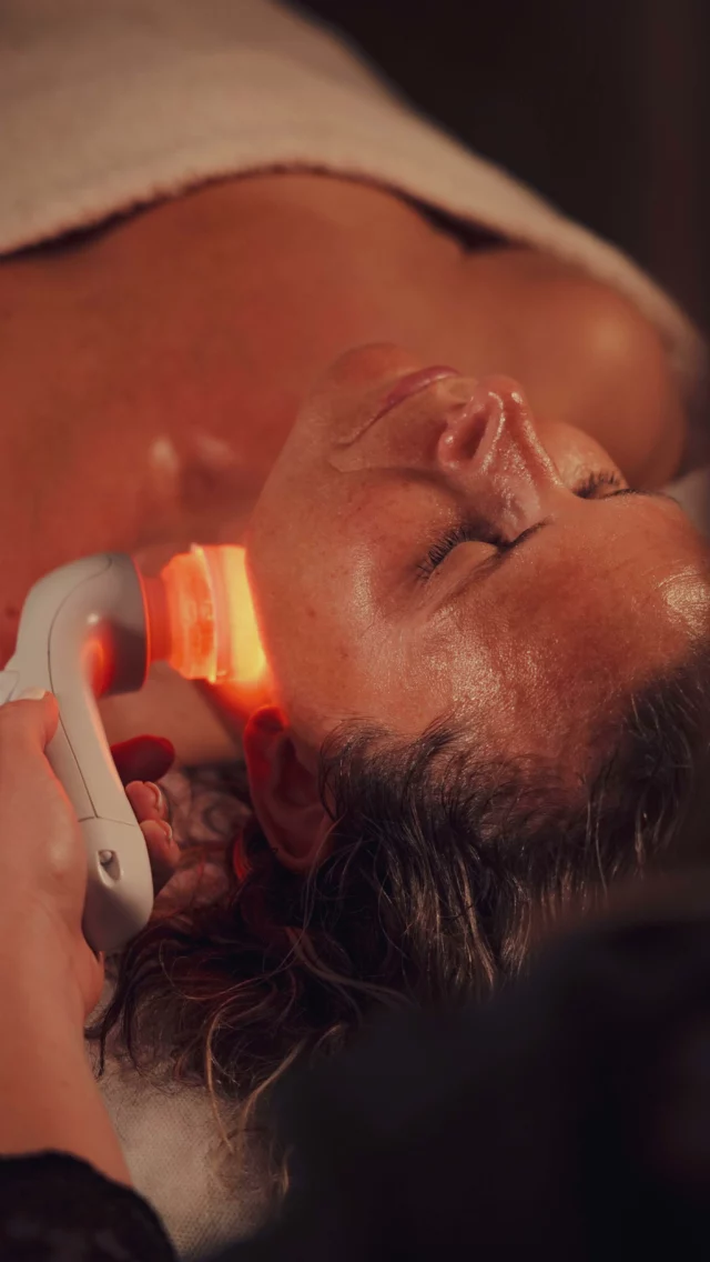 L’été, votre peau mérite un coup de boost anti-âge ! ⚡

L’exposition au soleil, les variations de température, et l’air salé peuvent accélérer les signes du vieillissement cutané. Mais pas de panique, on a ce qu’il vous faut pour contrer tout ça ! 🔎

Grâce à la ligne aging process control de la technologie Wishpro, redonnez à votre peau toute sa jeunesse et son éclat. Ce soin anti-âge, combiné à des technologies de pointe, vous permet de contrôler et ralentir le vieillissement prématuré de votre peau. 🧖‍♀️

Besoin d’un complément à domicile ? La crème nuit Total-Lift régénérante Skinissime d’@ellabache_paris aide votre peau à se régénérer. 💁‍♀️

L’été sans rides, c’est possible ! Réservez votre séance de Wishpro et boostez votre peau avant de vous exposer au soleil. 🌞

#benedictebayle #institutbenedictebayle #institutbb #institutchatelaillon #institutlarochelle #institutcharentemaritime #institutdebeaute #wishpro #soindelapeau #soinvisage #prendresoindesoi #tempspoursoi #antiage #antiaging #soinantiage #rajeunissement #teintparfait #beautytips #astucebeaute #beautycenter #beautytechnology #skincare #institutdebeautelarochelle #institutdebeautechatelaillonplage #ellabache