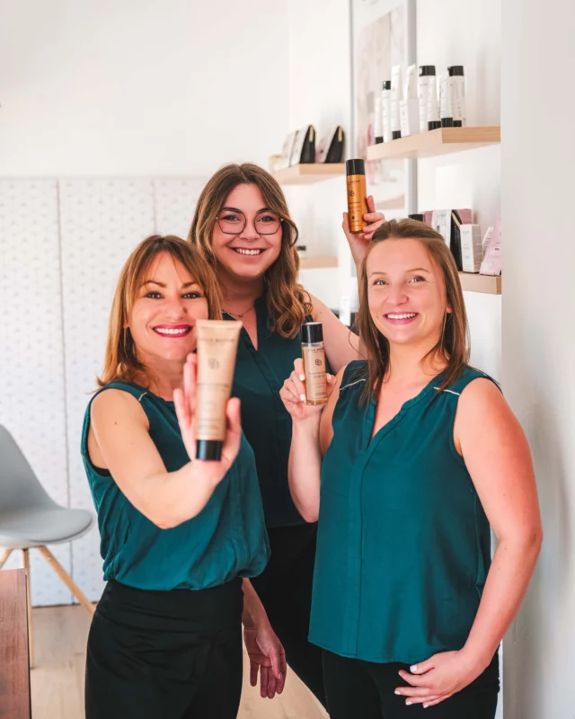 L’été est là, et votre peau aussi mérite des vacances ! 🌴

Plage, soleil, sable chaud… Offrez-vous une routine qui sent bon l’évasion avec la collection Spa au Monoï d’@ellabache_paris. Un trio parfait pour une peau douce, nourrie et éclatante tout l’été : 

🧴 Baume de gommage : exfolie en douceur et satine la peau,
💧 Lait Hydra-Nourrissant : hydrate et apaise après l’exposition au soleil,
🌞 Huile sèche satinante : sublime peau et cheveux d’un voile ensoleillé.

Et pour une parenthèse bien-être ultime, réservez le soin visage & corps Sublim Skin au Monoï… Une escale sensorielle entre soleil et douceur. 💆‍♀️

#benedictebayle #institutbenedictebayle #institutbb #institutchatelaillon #institutlarochelle #institutcharentemaritime #institutdebeaute #institutdebeautelarochelle #institutdebeautechatelaillonplage #ellabache #skincare #produitbeaute #soinmonoi #soinvisage #soincorps #soincheveux #monoilovers #monoioil #monoibeauty #beachready